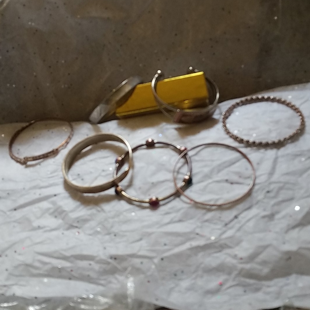 A bundle of bracelets 8, eight in this bundle.